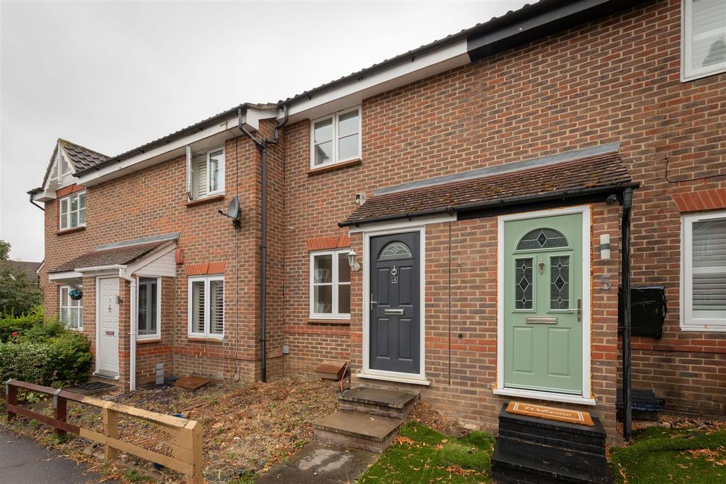 Property photo 1 of 17 Bryony Close, Ig10