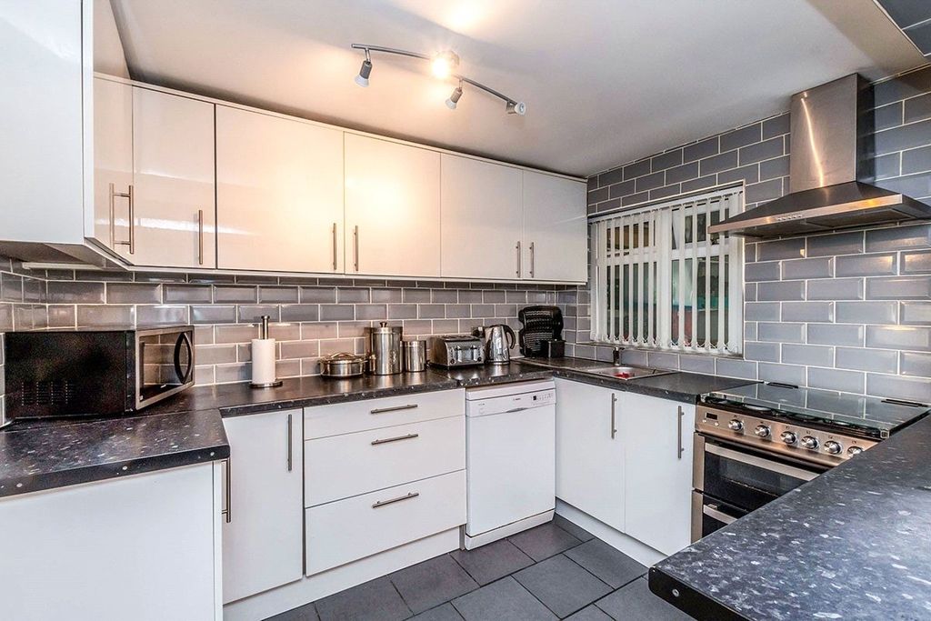 Property photo 3 of 12 Kitchen