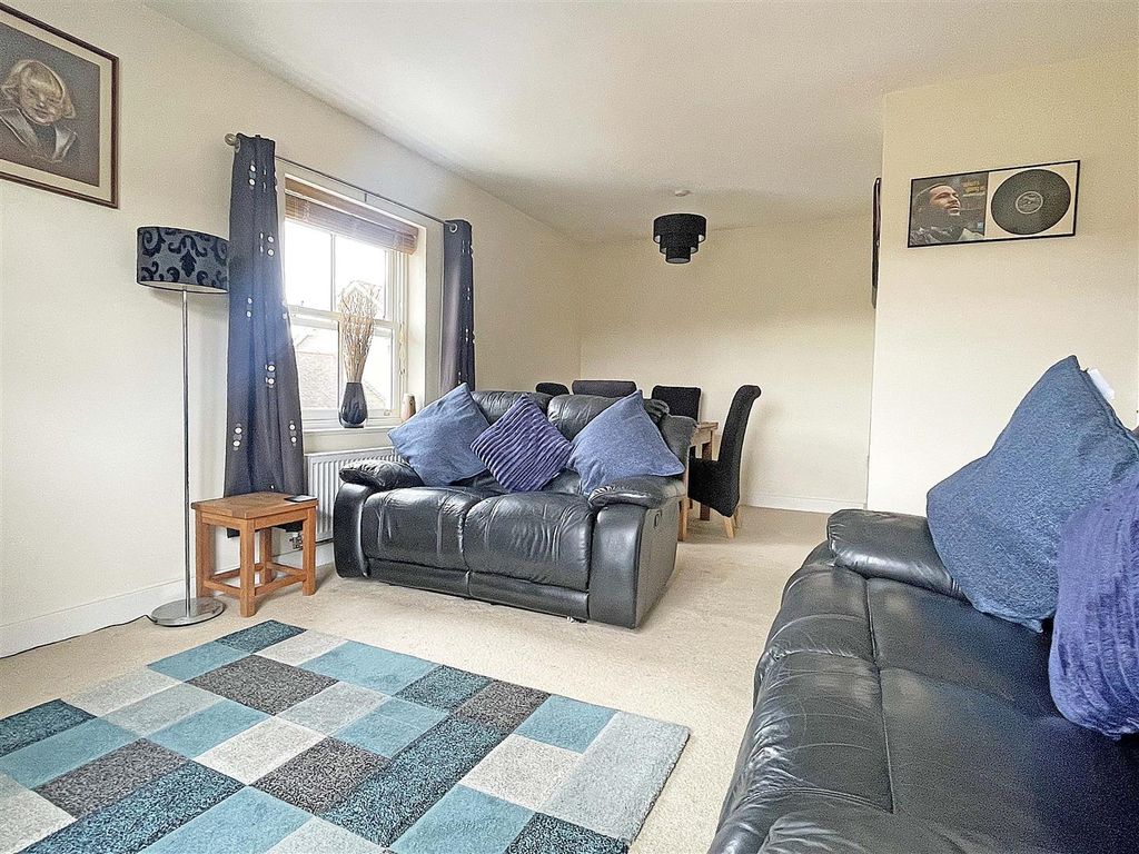 Property photo 3 of 9 liv.Jpg
