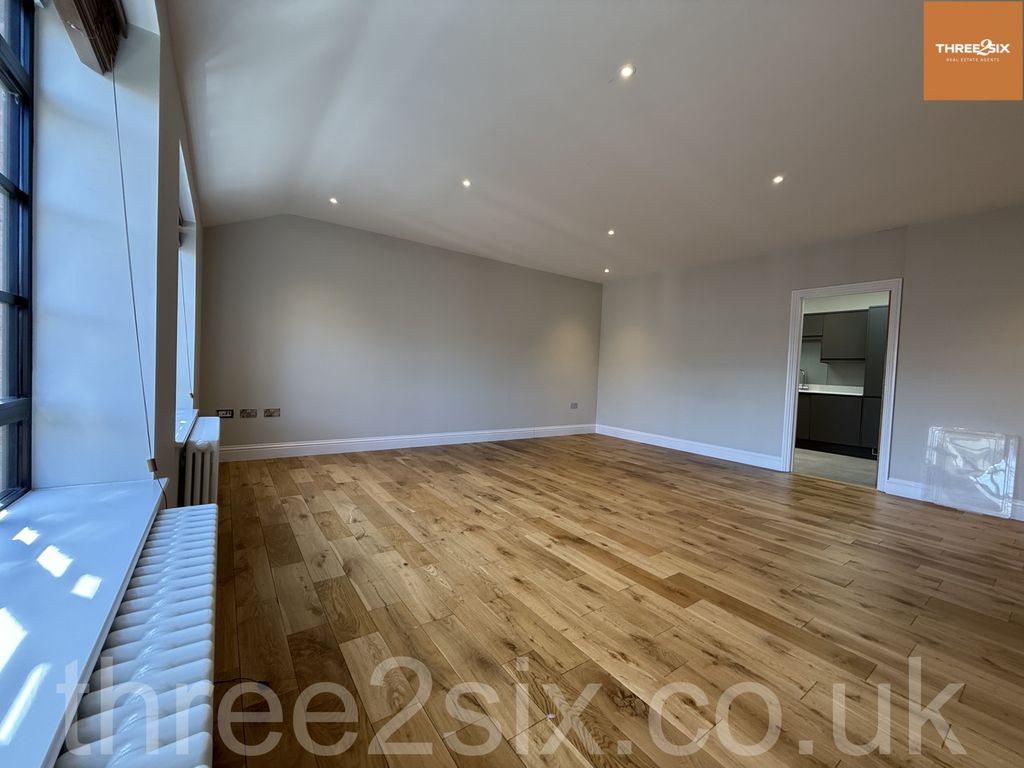 Property photo 3 of 13 Lounge