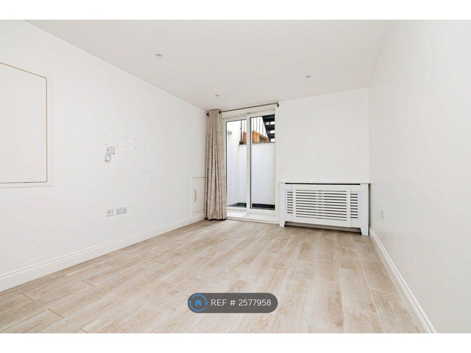 Property photo 3 of 10 Master