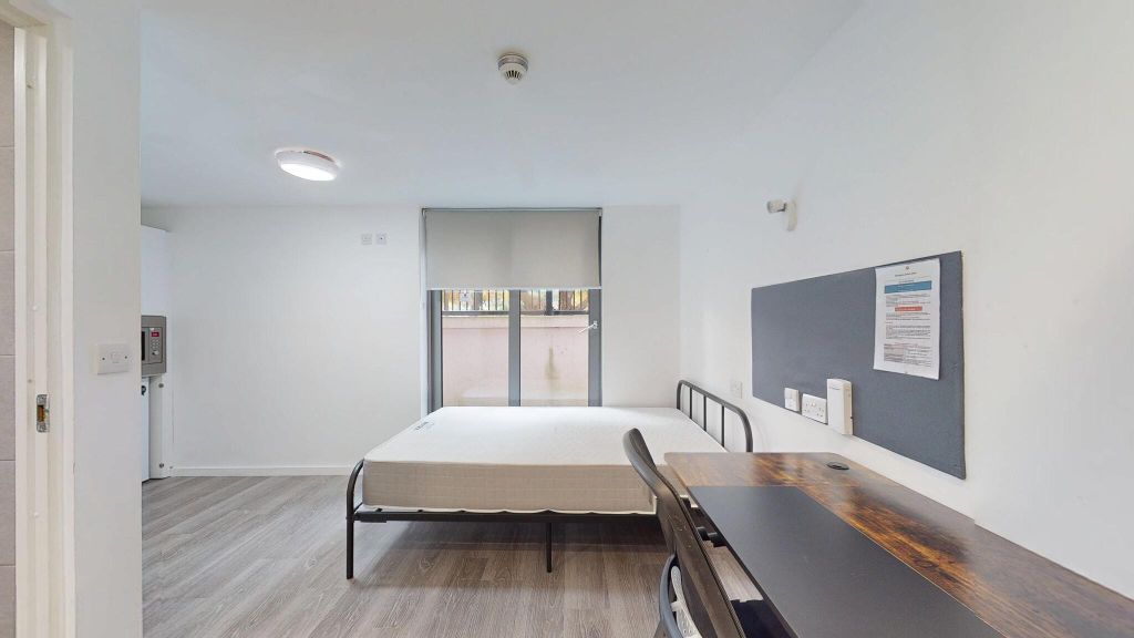 Property photo 1 of 24 Bedroom