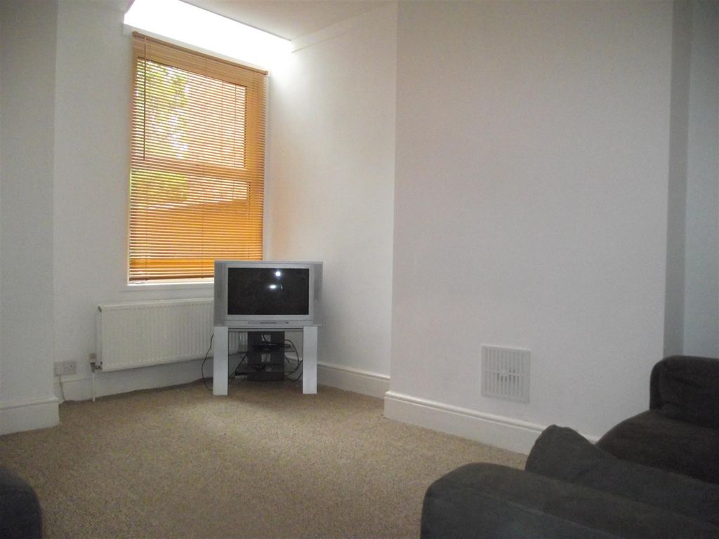 Property photo 3 of 8 Lounge