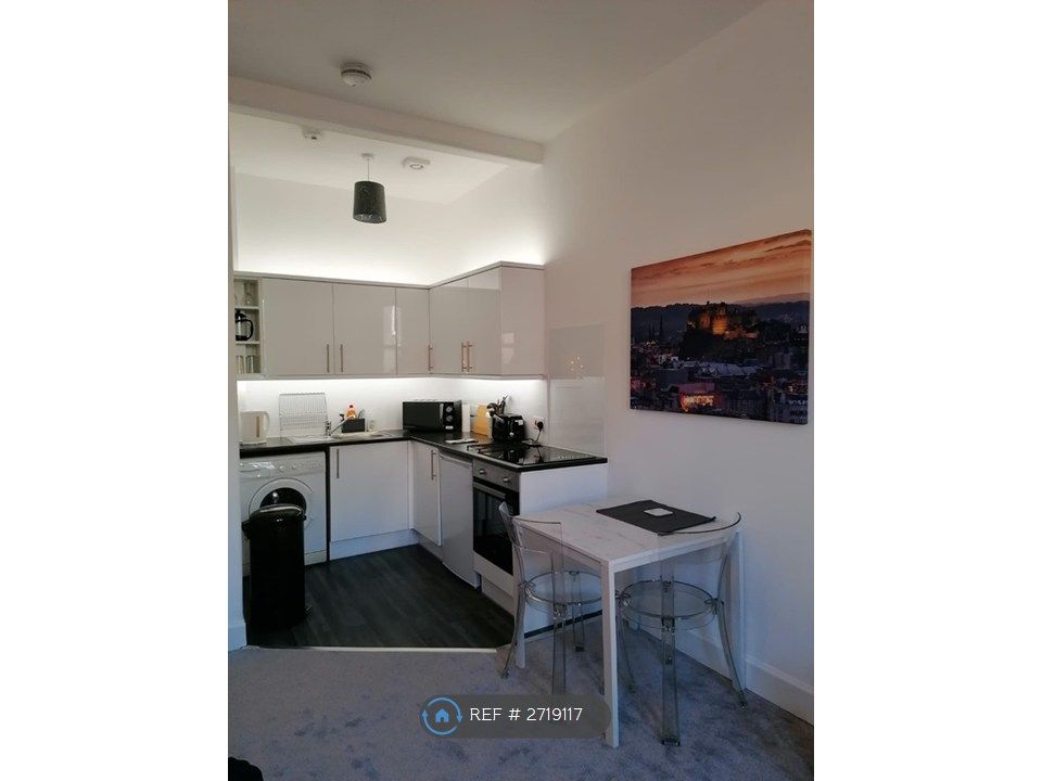 Property photo 3 of 10 Kitchen