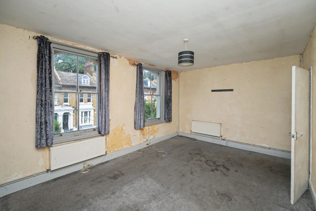 Property photo 3 of 9 8B Cressingham Road, Lewisham, London, Se13 5Ag