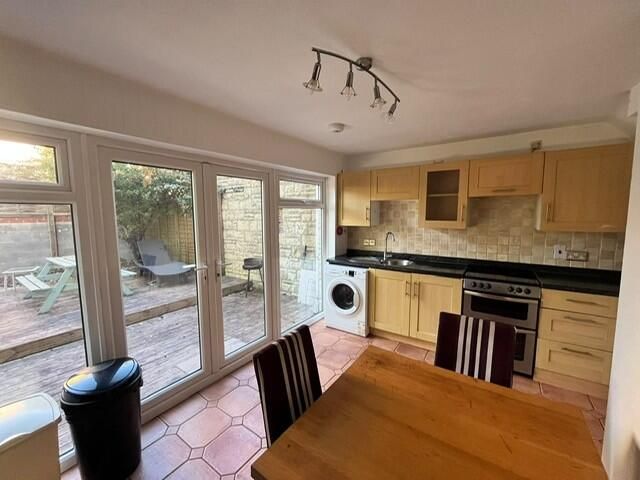 Property photo 3 of 10 Kitchen