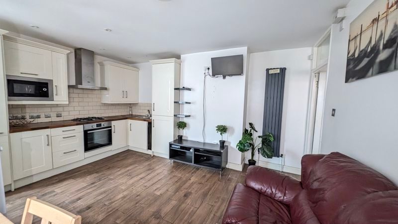 Property photo 3 of 17 Photo 6