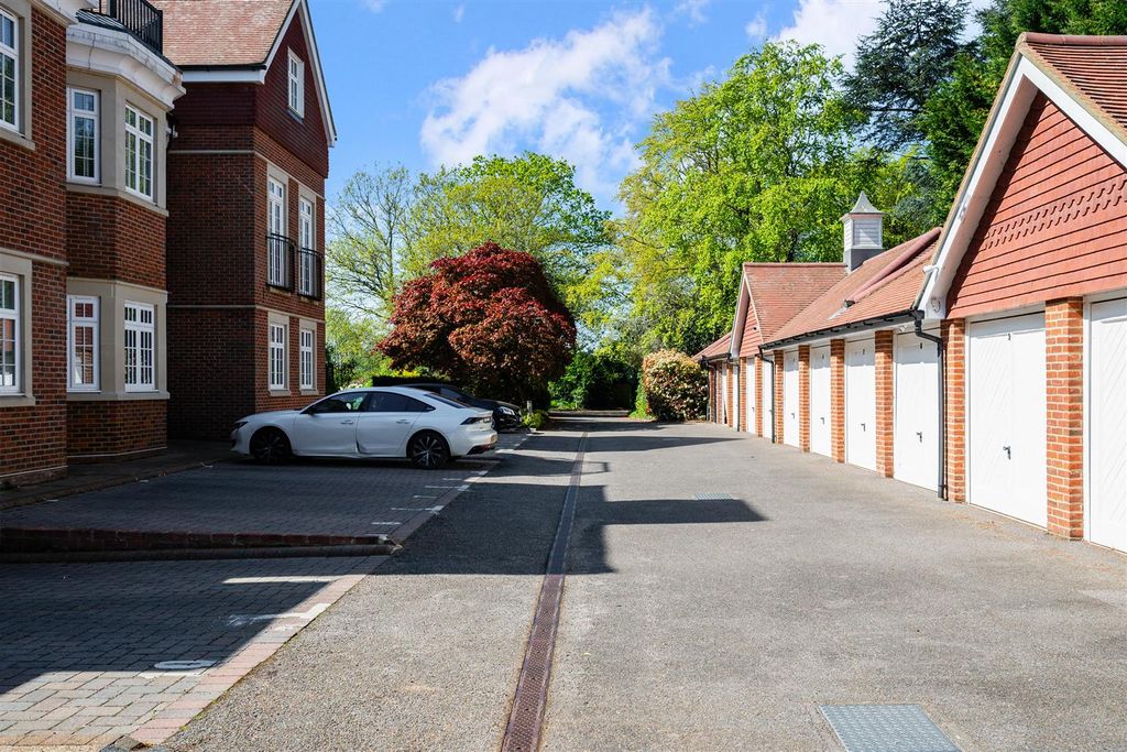 Additional image 34 of 2 bed flat for saleFlanchford Road, Reigate RH2