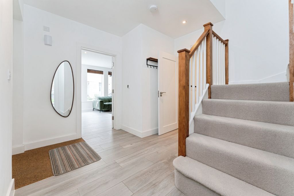 Property photo 3 of 20 Entrance Hallway