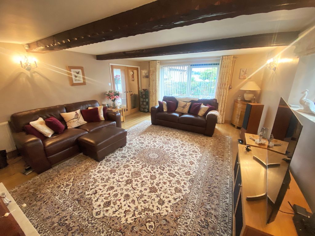 Property photo 2 of 21 81Fb3770-A6Bd-451C-B0B4-9E738Bfd6E29