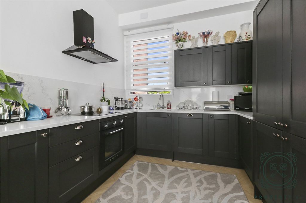 Property photo 3 of 12 Kitchen