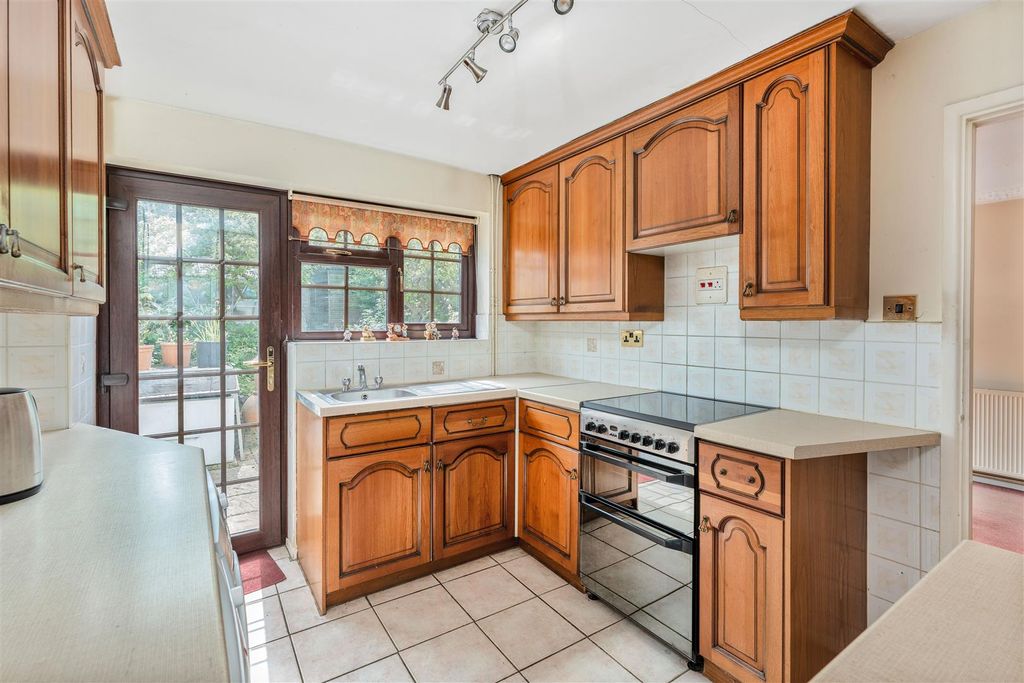 Property photo 3 of 13 2 Church Street, Barford St Michael's-11.Jpg