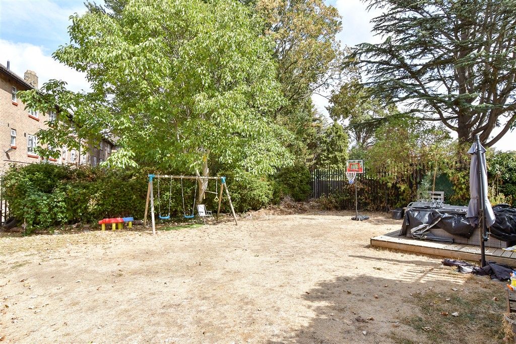 Property photo 2 of 8 Communal Gardens