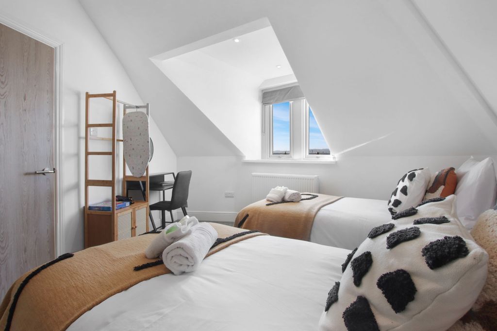 Property photo 2 of 13 Bedroom 1