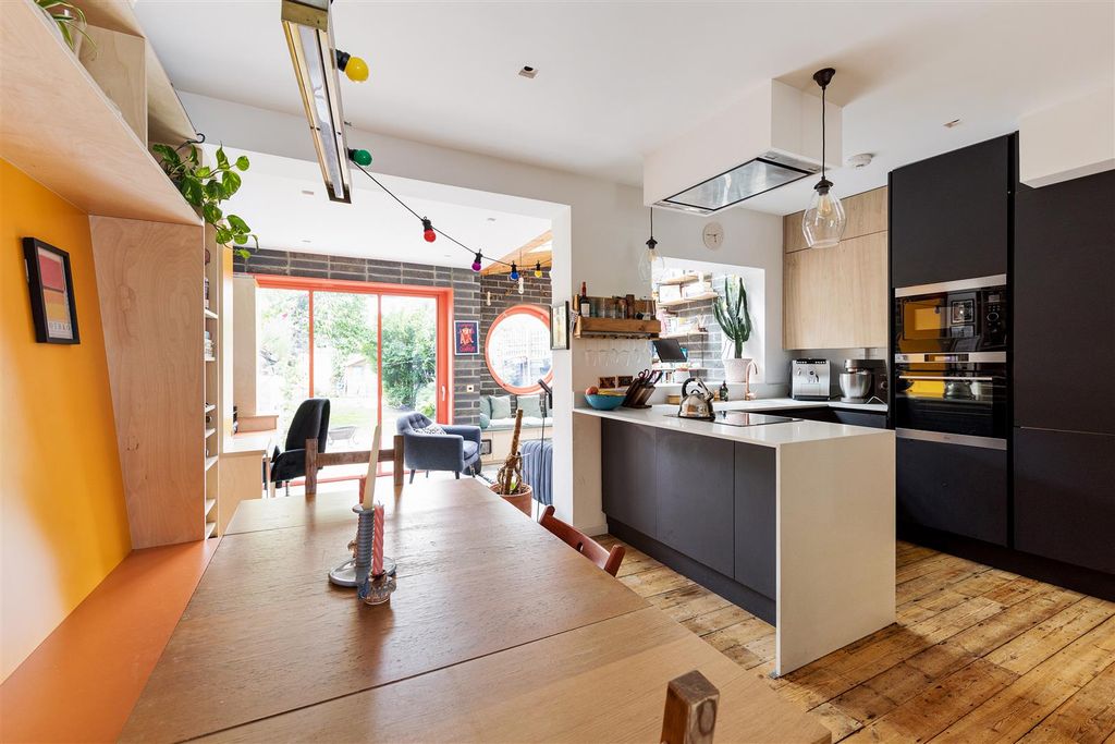 Property photo 2 of 37 Hale End Road, E17