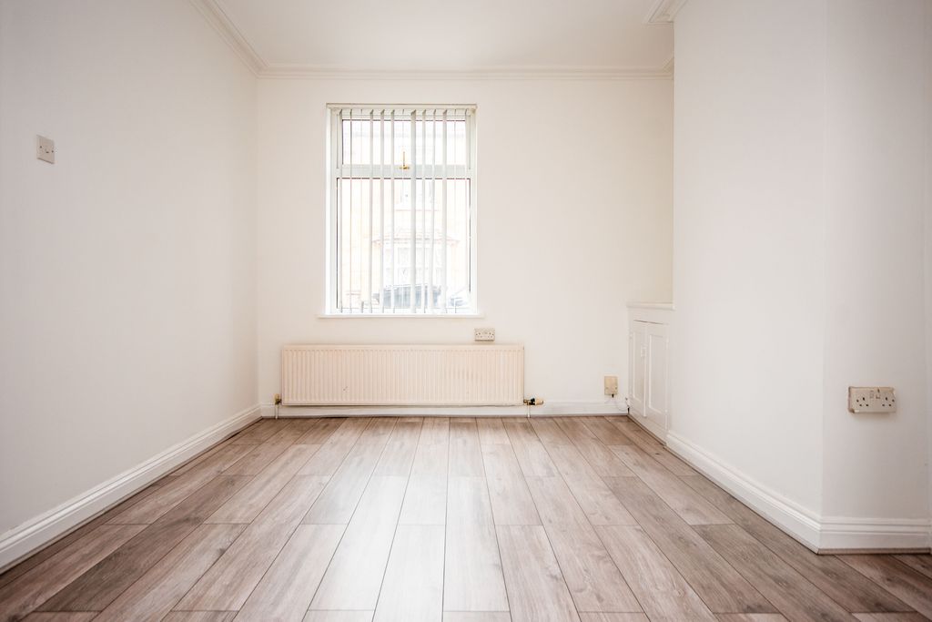 Property photo 3 of 10 Living Room