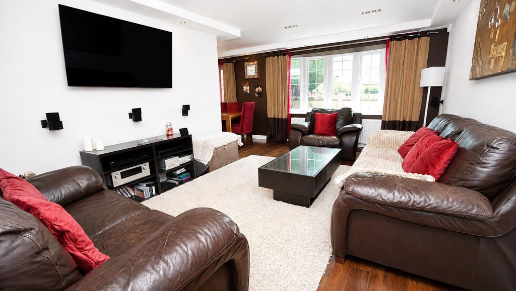 Property photo 2 of 28 Lounge.Png