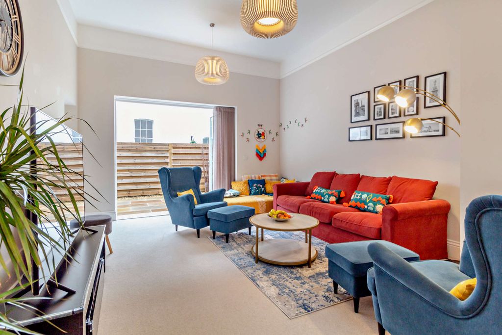 Property photo 3 of 17 8548537-Interior11-800