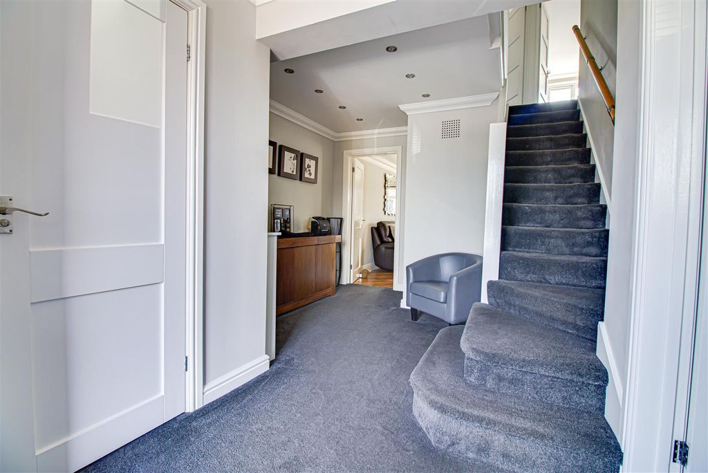 Property photo 3 of 17 Entrance Hall