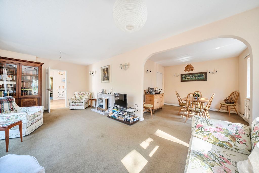 Property photo 2 of 31