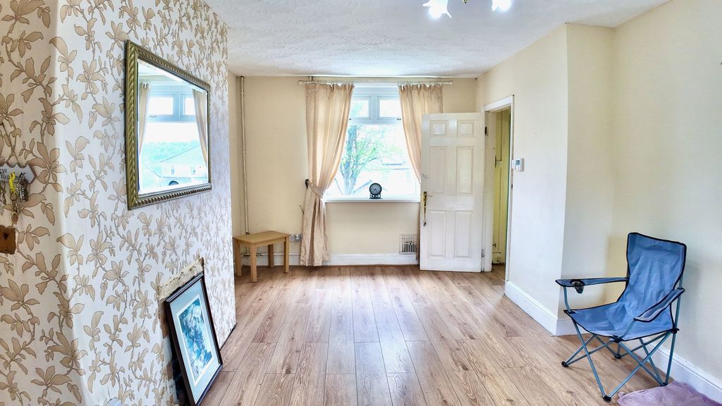 Property photo 3 of 27