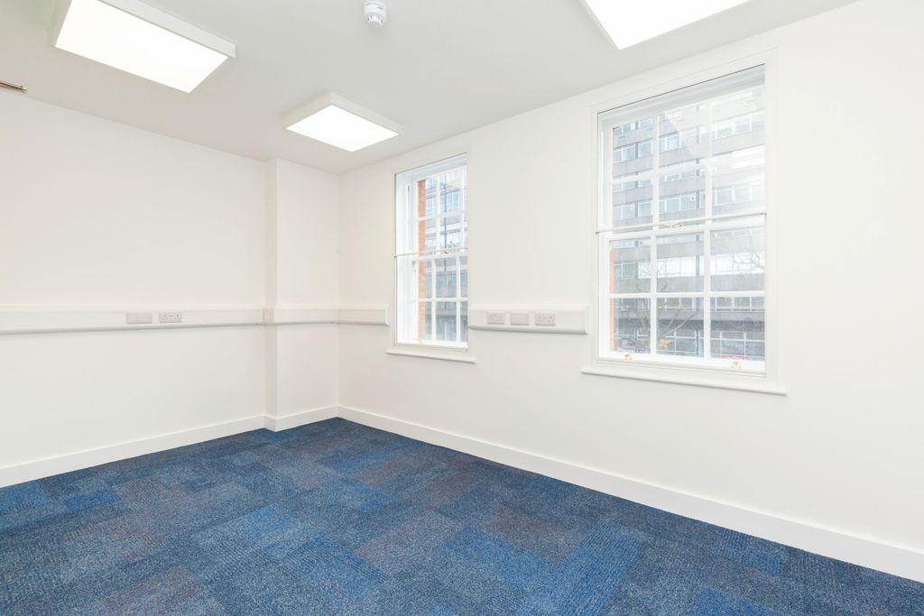 Property photo 3 of 9 303A Whitechapel Road 3.Jpg