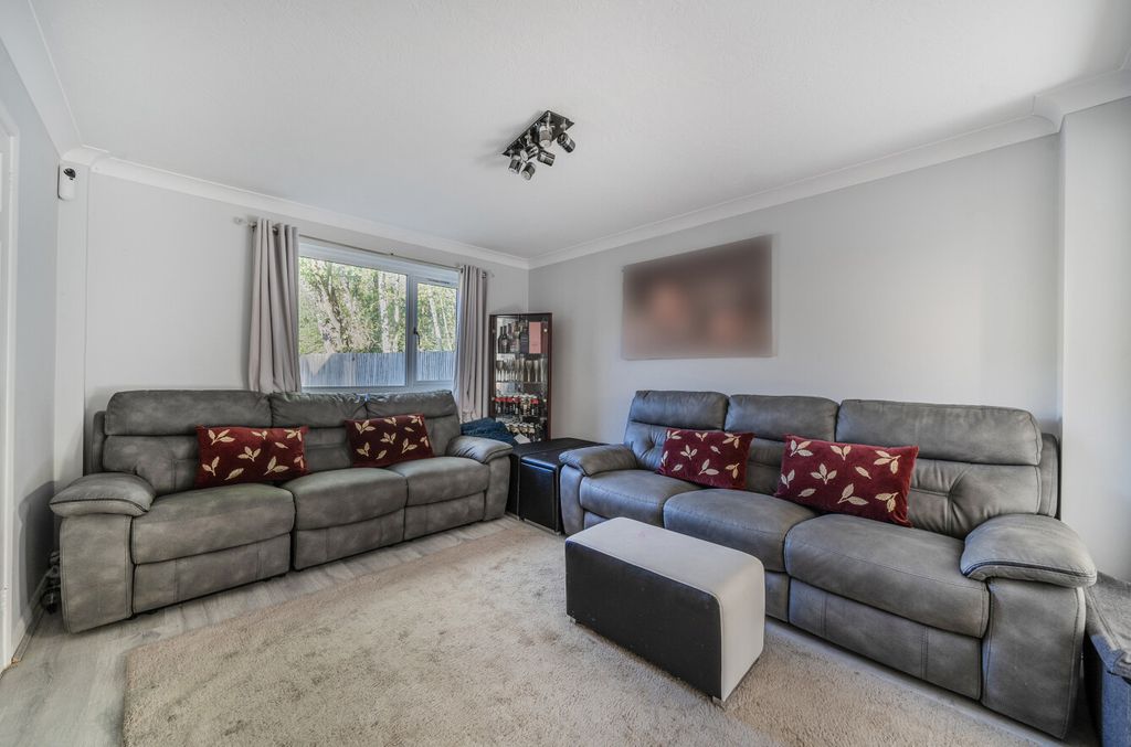 Property photo 2 of 16 1354645-7-68d17Aa...