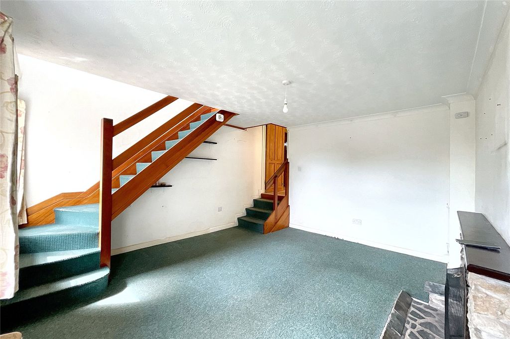 Property photo 3 of 13 Lounge