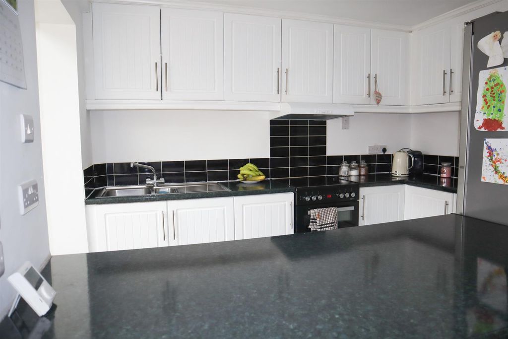 Property photo 3 of 10 Kitchen