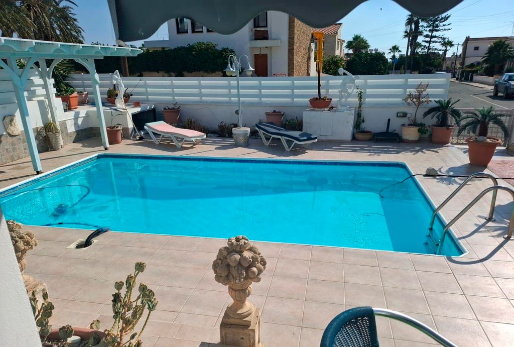 Property photo 3 of 32