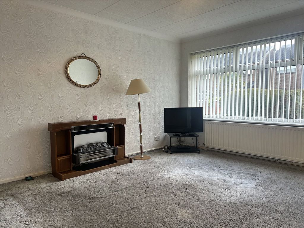 Property photo 3 of 12 Lounge