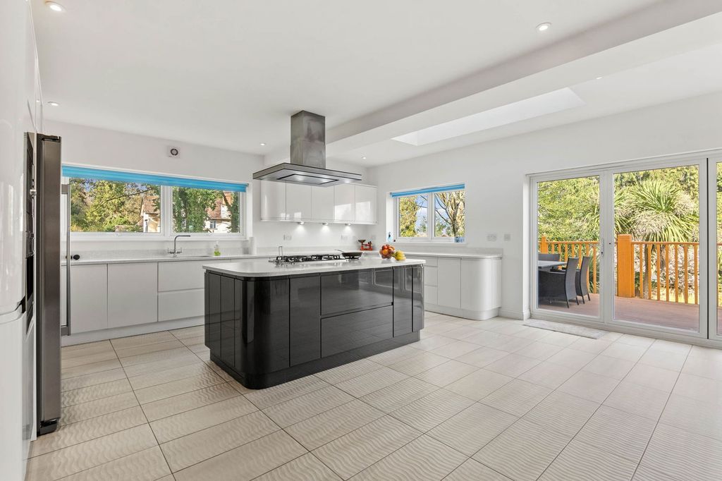 Property photo 3 of 35