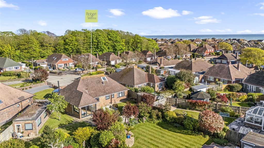Property photo 3 of 23 Cowdray Close 3-006Logo.Jpg