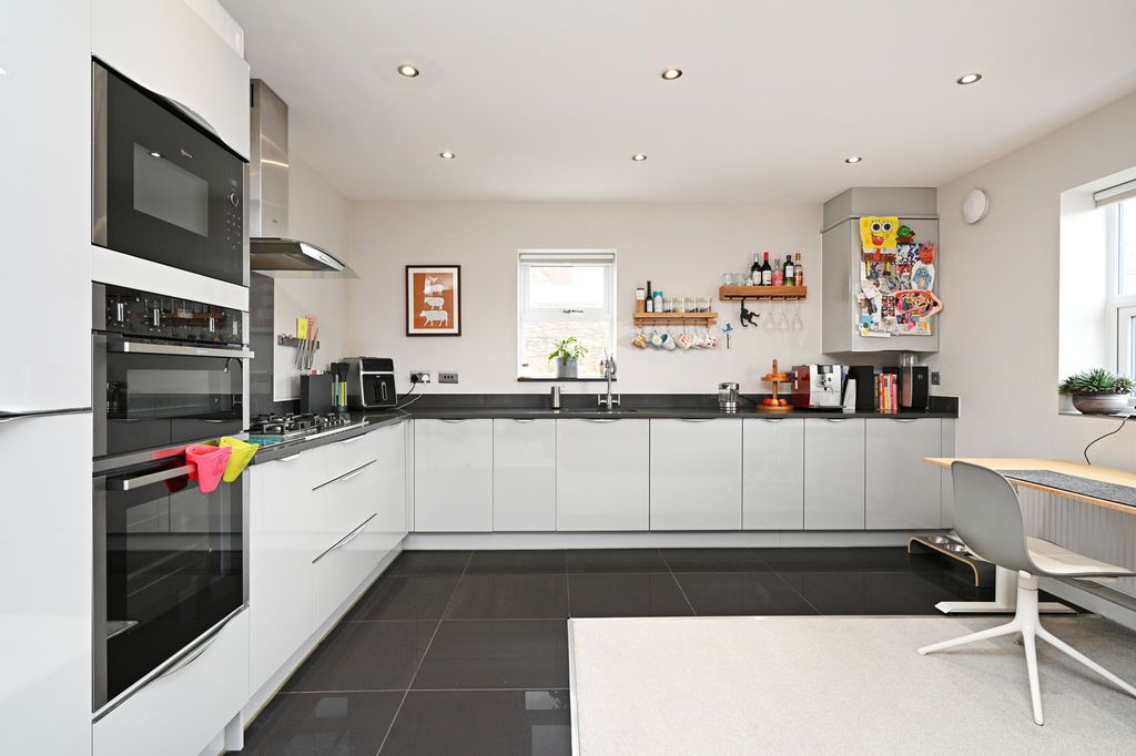 Property photo 3 of 30 Kitchen