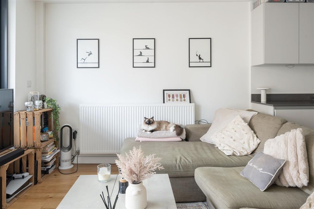 Property photo 2 of 15 Dalston Lane, E8
