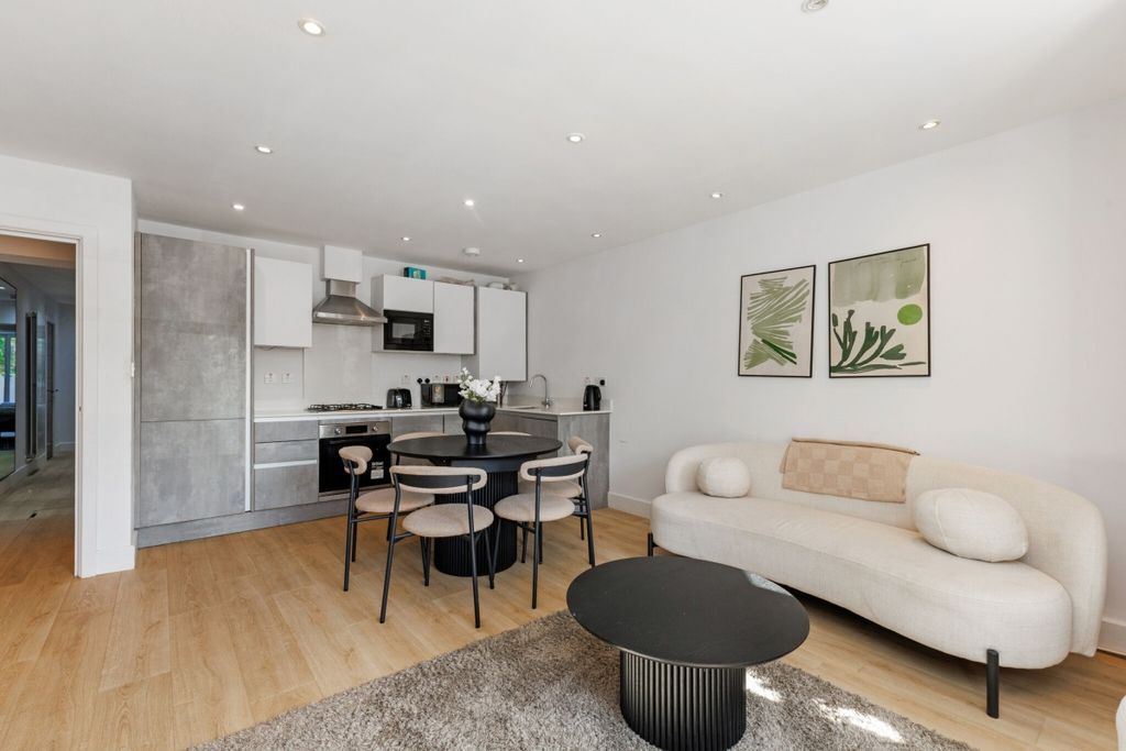 Property photo 2 of 18 98216_2-103-Thurl...