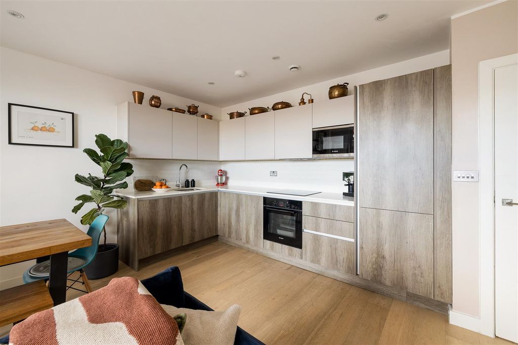 Property photo 3 of 35 Fairfield Road, E3