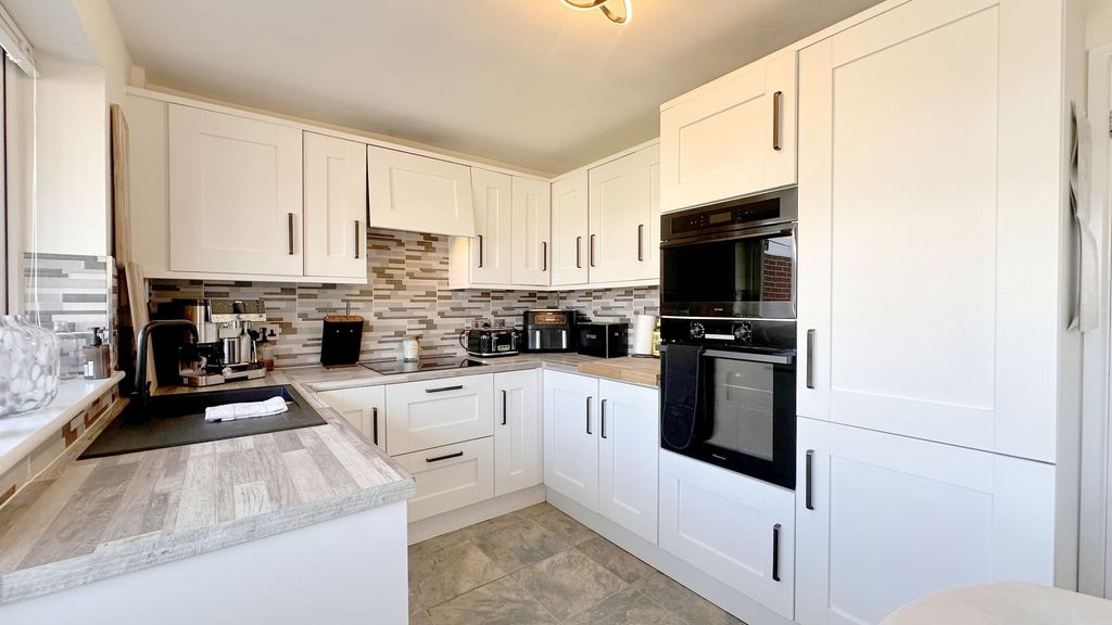 Property photo 3 of 17 Kitchen