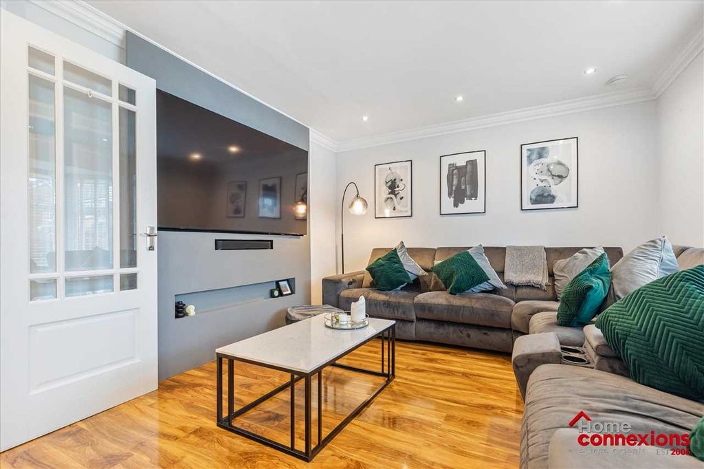 Property photo 3 of 27 Lounge (2)