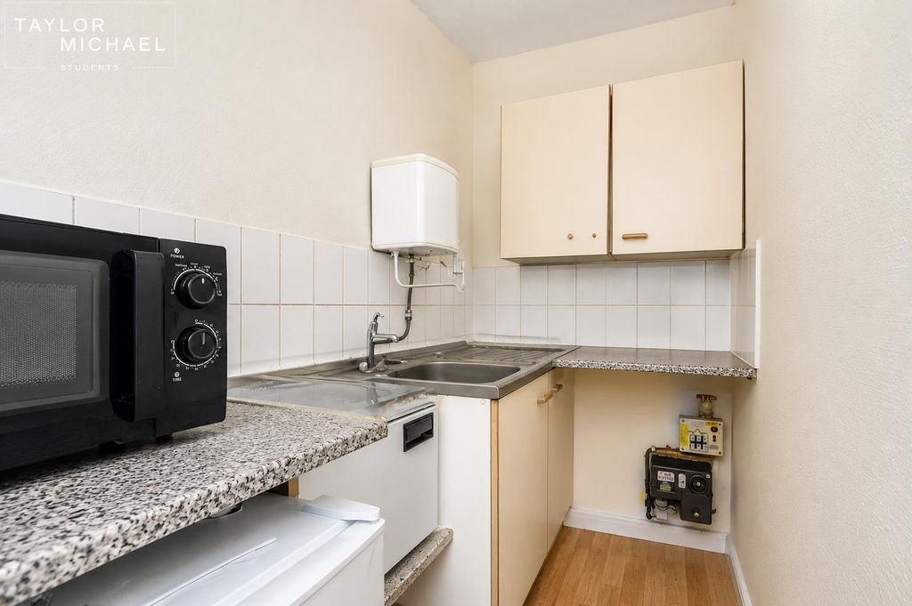Property photo 3 of 8 Kitchen