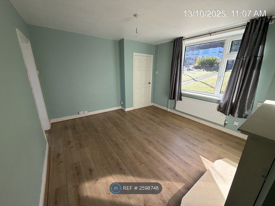 Property photo 3 of 9 Livingroom