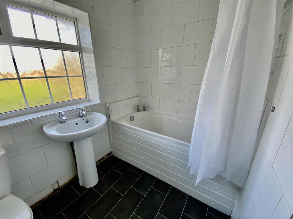 Property photo 3 of 10 Bathroom