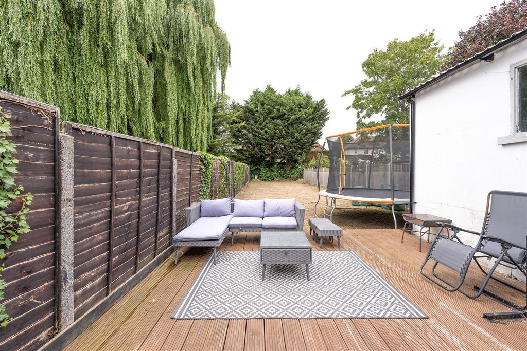 Property photo 2 of 26 Brackley Square, Ig8