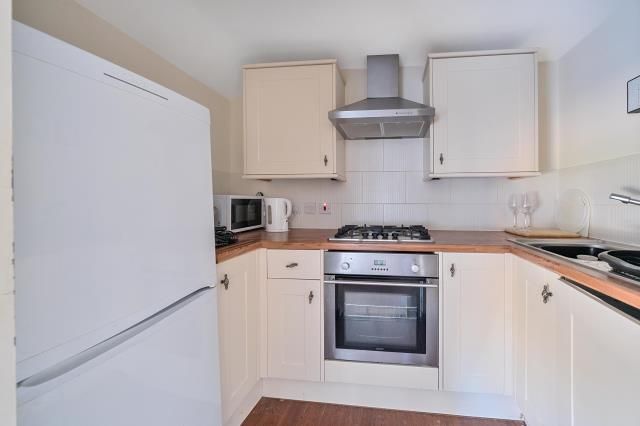 Property photo 3 of 10 Kitchen