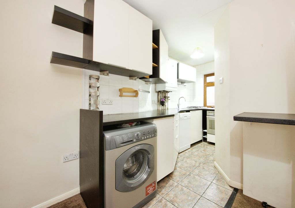 Property photo 3 of 11 Kitchen