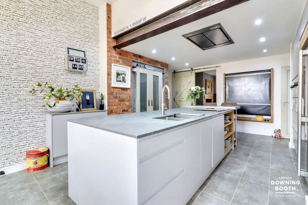 Property photo 3 of 48