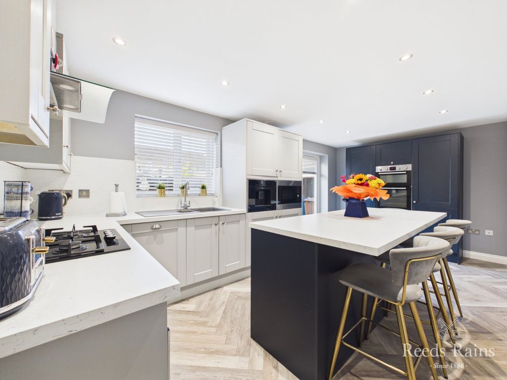 Property photo 3 of 27 Dining Kitchen