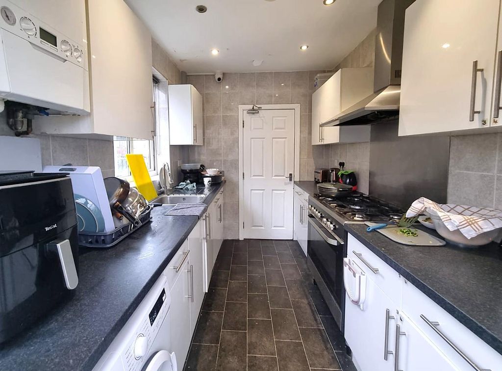 Property photo 2 of 16 Fitted Kitchen