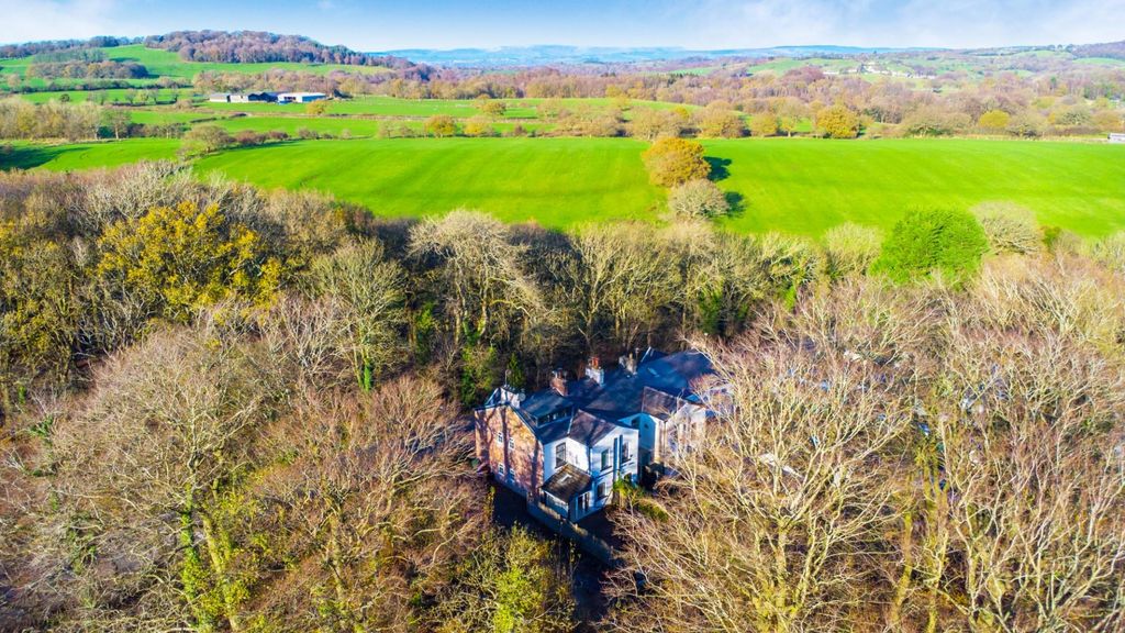 Property photo 2 of 27