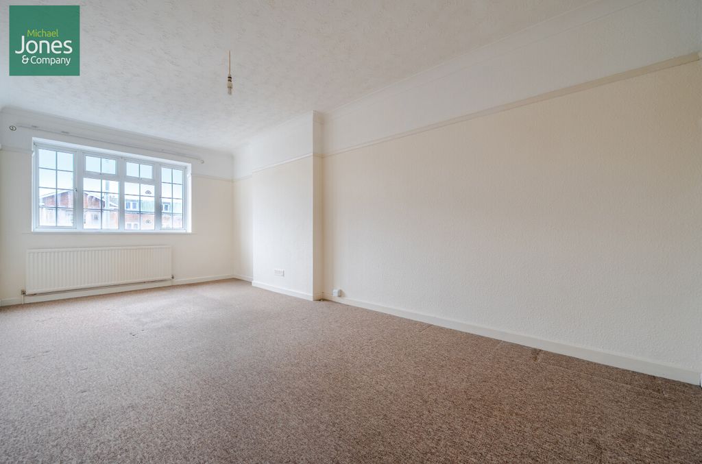 Property photo 3 of 8 Lounge